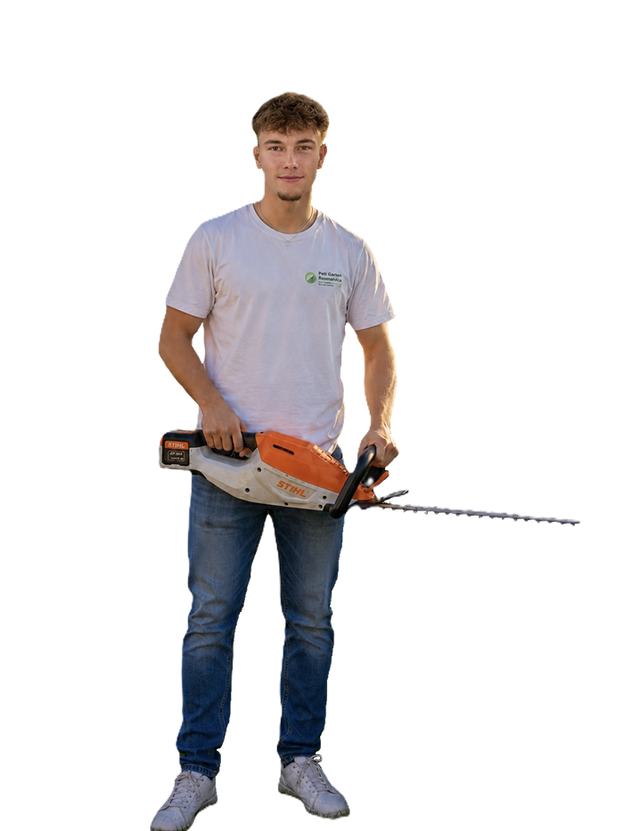 Phil, Inhaber von Phil. Garten Hausmeister, mit Heckenschere